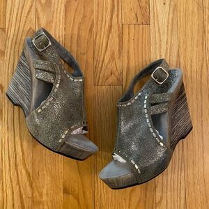 Calleen Cordero sz 7.5 excellent pre owned condition silver metallic wedge